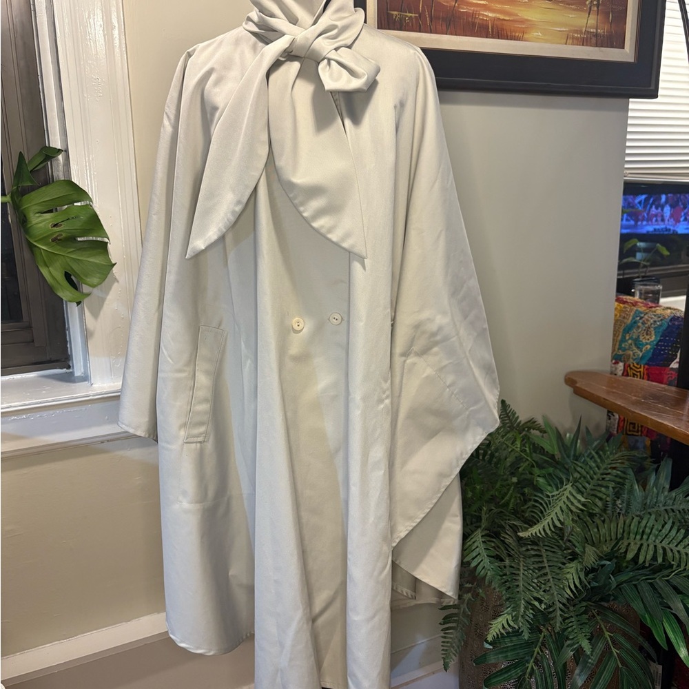 Vintage Women’s Light Gray Cape Coat with Bow Collar - Picture 2 of 6